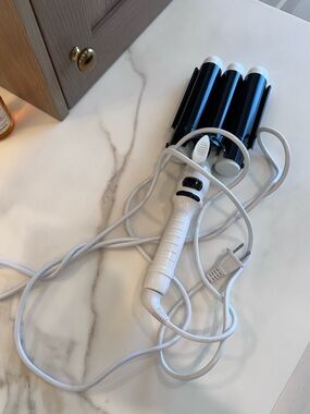 Bondi Boost hair crimper